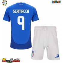 Camisa de Futebol Itália Gianluca Scamacca #9 Equipamento Principal Infantil Europeu 2024 Manga Curta (+ Calças curtas)